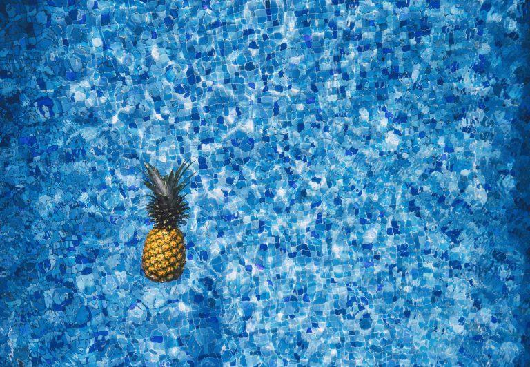 ibv - ananas v bazene 768x533 - Čo všetko sa našlo v bazénoch